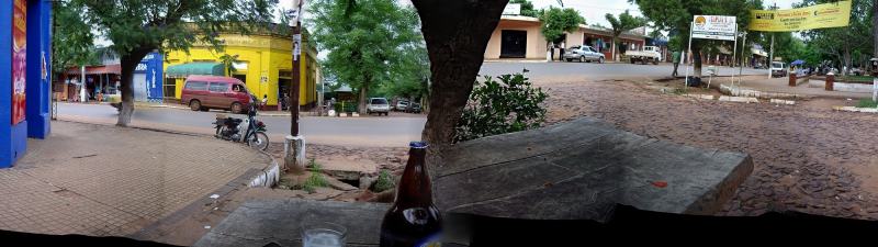 Het plein van San Ignacio met een dikke Pilsen op de voorgrond (en mijn brommer op de achtergrond)